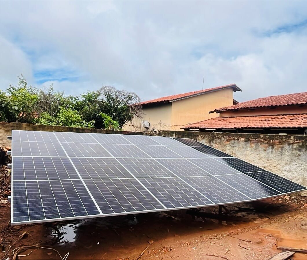 Estrutura de solo com energia solar da Luminati Energia Solar